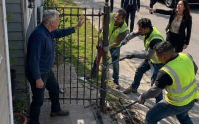 Trzydziestu strażników wspólnoty mieszkaniowej próbowało wyważyć moją prywatną bramę — po czym pięć czarnych SUV-ów przyjechało bezszelestnie