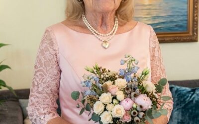 Moja synowa śmiała się z różowej sukni ślubnej, którą sama uszyłam sobie w wieku 60 lat. Wtedy mój syn wziął mikrofon.