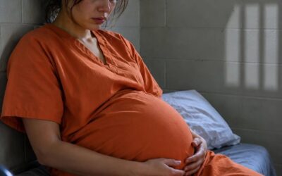 Kobieta rodzi w szpitalu więziennym: położna podchodzi, żeby ją zbadać i wydaje z siebie krzyk przerażenia.