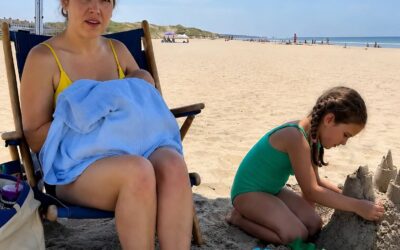 Karmiłam piersią moje dziecko na plaży, gdy zauważyłam kobietę, która mnie filmowała. Chciałam wyjść, żeby uniknąć konfliktu, ale kiedy zbierałam swoje rzeczy, wydarzyło się coś nieoczekiwanego.