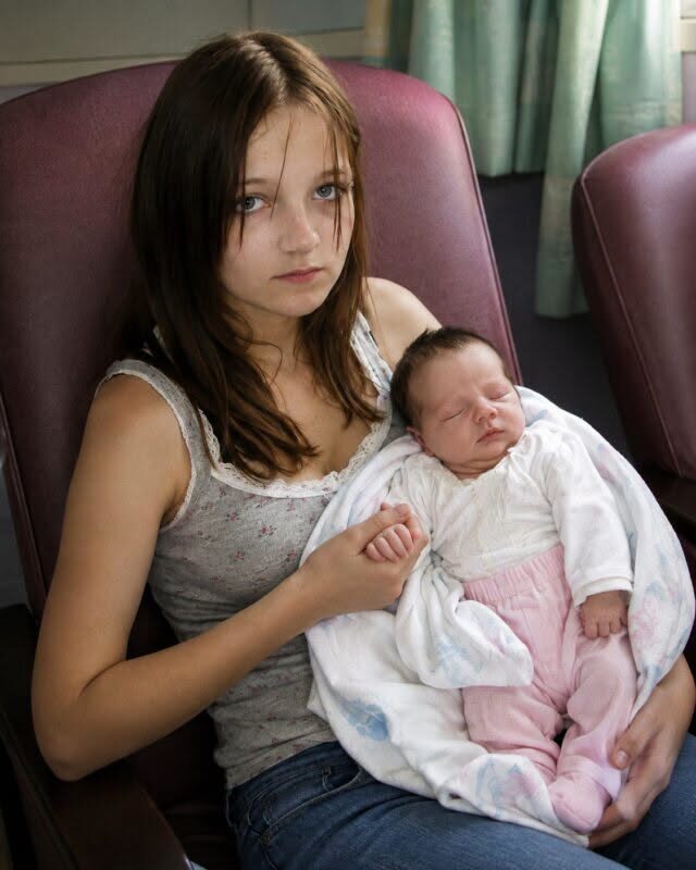 Moja córka miała zaledwie 14 lat, kiedy razem ze swoim chłopakiem powiedziała nam, że jest w ciąży — Mój mąż wskazał na drzwi i powiedział: „Wynoś się z mojego domu”… Ale zaledwie kilka godzin później jeden przerażający telefon uświadomił mu, że być może popełnił największy błąd w swoim życiu