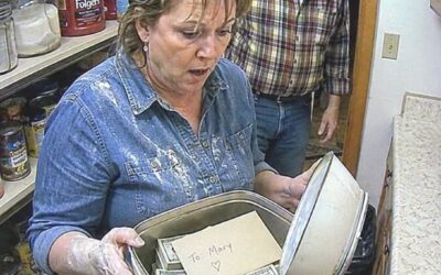 Sprzątałam spiżarnię mamy po jej pogrzebie, kiedy znalazłam 18 940 dolarów ukrytych w starej puszce po mące, której ostrzegała nas, żebyśmy nigdy nie ruszali. Pod gotówką znajdowała się koperta z moim imieniem. W pierwszej linijce było napisane: „Przepraszam, Linda”. Mój brat zbagatelizował to jako zapomniane pieniądze na zakupy, ale w kolejnym zdaniu wspomniano o moim ojczymie Waynie i nagle nic nie wydawało się zwyczajne. O 17:05 tego wieczoru jechałam do banku z puszką po mące obok siebie i mąką wciąż osypującą moje ubrania.
