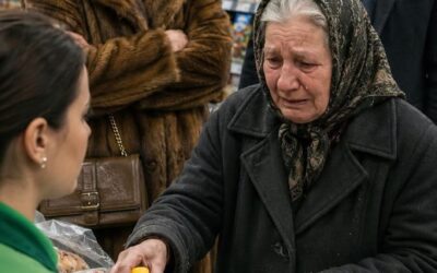 Upokorzyła starszą kobietę, której nie było stać na zakupy — ale kilka minut później szokująca prawda uciszyła cały sklep… 💔😱