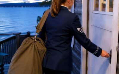 Odziedziczyłam chatkę, a moja siostra dostała apartament w Miami. Kiedy zażartowała ze mnie: „Pasuje do ciebie idealnie, ty śmierdząca babo!” i kazała mi się trzymać z daleka, postanowiłam spędzić noc w chatce… Kiedy tam dotarłam, zamarłam w miejscu, widząc to, co zobaczyłam…