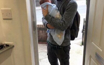 Mój mąż wyrzucił naszego 18-letniego syna z domu – rok później wrócił z noworodkiem na rękach i walizką, która sprawiła, że ​​ścisnęło mnie za serce