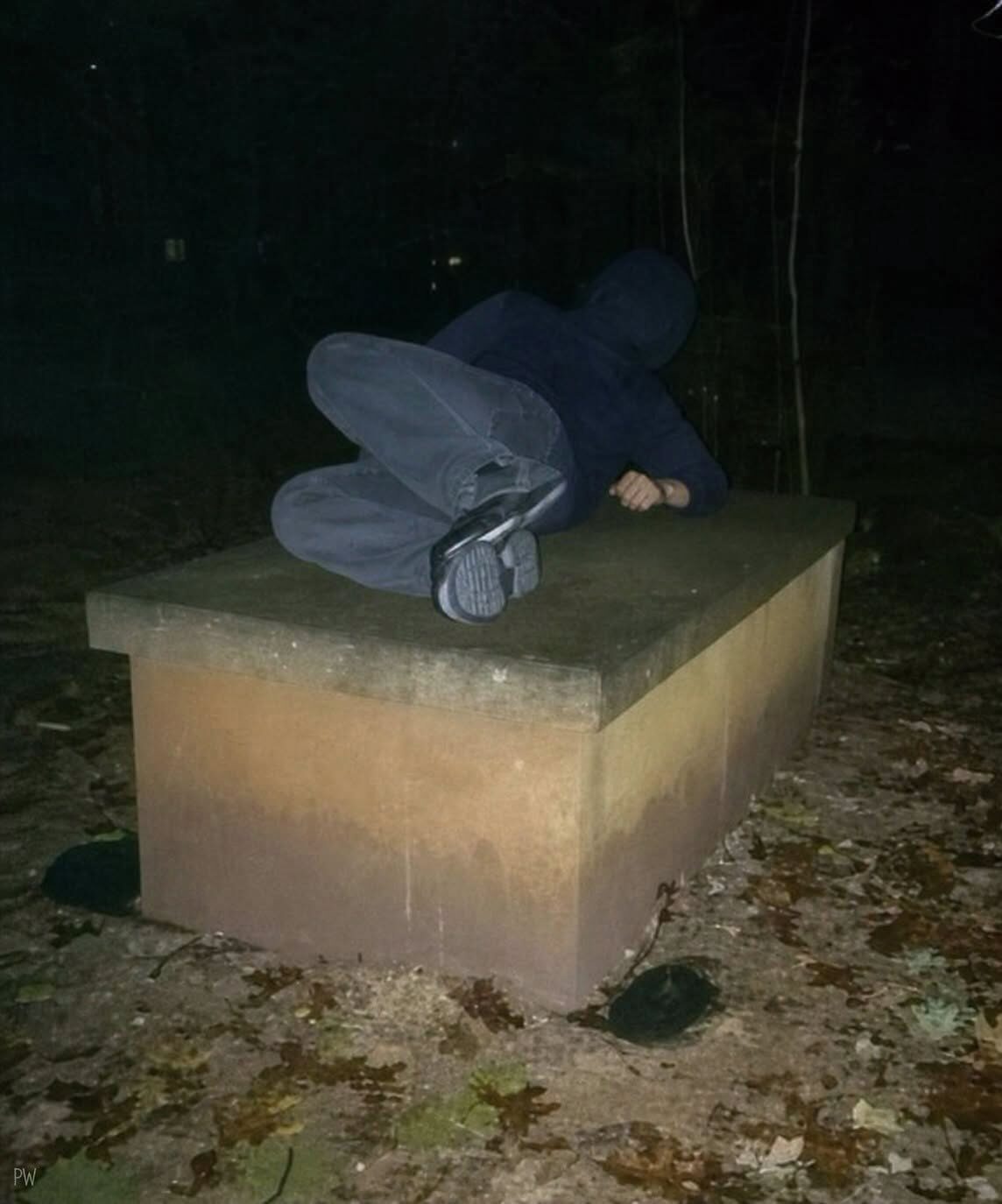 Ten mężczyzna spał na grobie swojej matki każdego dnia, nie odstępując od niej ani na krok. Ludzie nie mogli w to uwierzyć.