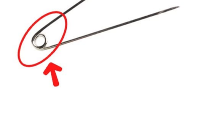 Do czego służy ten malutki otwór w agrafce?