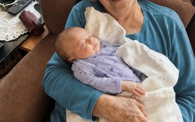 Urodziłam dziecko w wieku 79 lat, a moje dzieci zaciągnęły mnie do sądu, żeby udowodnić, że jestem za stara i zdezorientowana, by wychować własne dziecko. Wtedy otworzyły się drzwi sali sądowej i wszedł mężczyzna, którego pochowałam pięćdziesiąt lat temu.