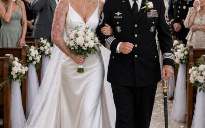 Mój ojciec zobaczył moje blizny i odmówił poprowadzenia mnie do ołtarza. Kiedy powstrzymywałam łzy, wszedł czterogwiazdkowy admirał marynarki wojennej, podał ramię i powiedział: „Dokładnie wiem, jak pan je sobie zasłużył, poruczniku”.