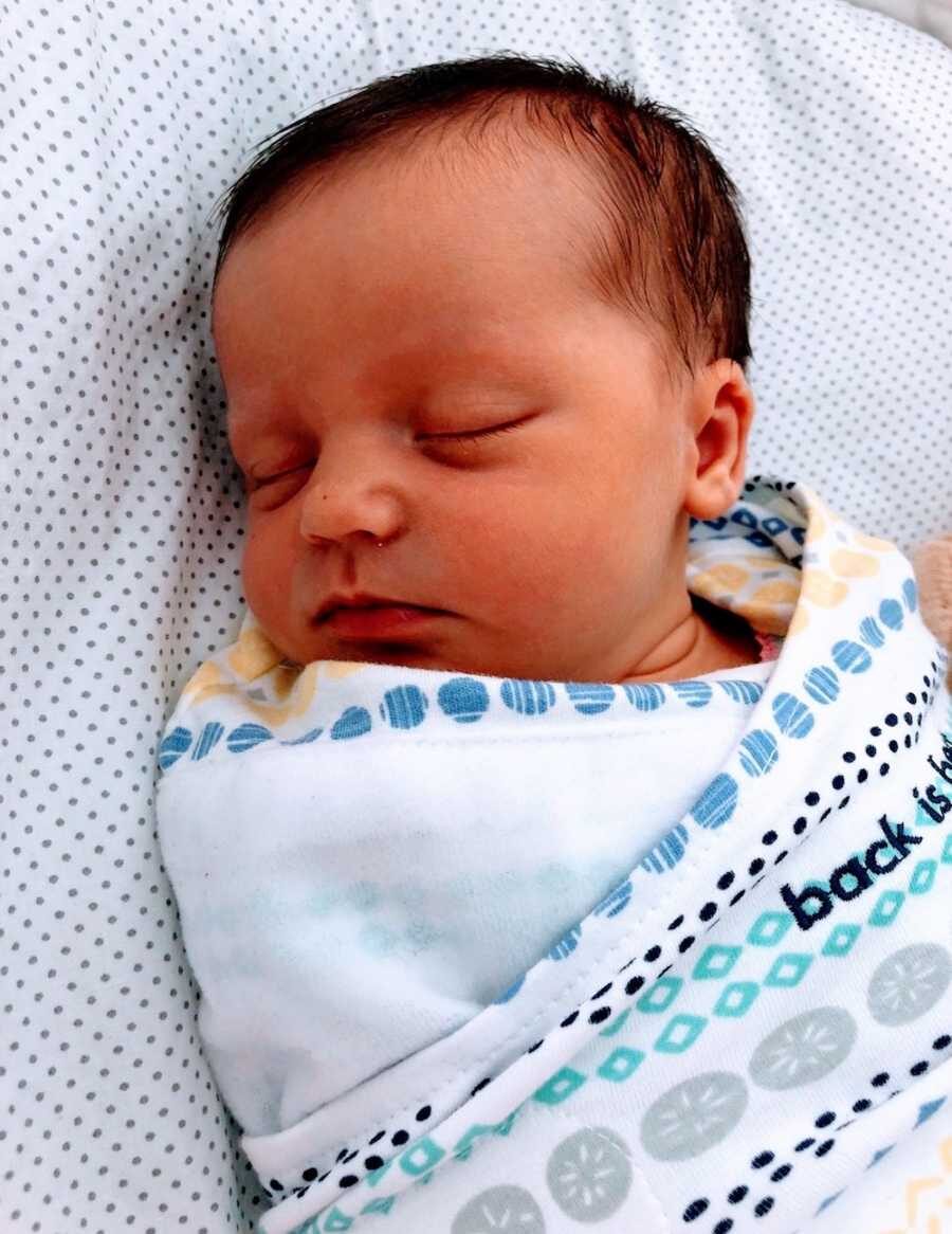 „Ona nie oddycha!” Obudziłam się, gdy mąż gwałtownie się trząsł, trzymając nasze martwe dziecko. Codziennie dzwonię do koronera po odpowiedź. To rytuał. Mama straciła córkę z powodu SIDS, mówi, że „zabrano ją bez żadnego wyjaśnienia”.