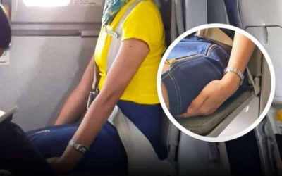 Stewardesa wyjaśnia nieoczekiwany powód, dla którego załoga pokładowa trzyma ręce pod udami podczas startu i lądowania
