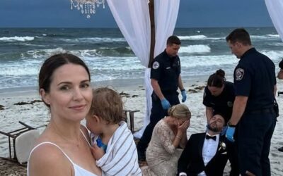 Na ślubie mojej siostry nie wolno mi było siedzieć z rodziną, bo byłam „samotną matką”. Mama szyderczo rzuciła: „Twoja siostra wyszła za prezesa – w przeciwieństwie do ciebie, który przynosi nam tylko wstyd”. Zignorowałam ją, skupiając się na córce, która właśnie rozlała wino. Wtedy mój ojciec wybuchnął – krzycząc, a potem wepchnął nas prosto do fontanny. Goście wybuchnęli brawami, śmiejąc się jak na jakimś przedstawieniu. Dwie minuty później pojawił się mój sekretny mąż miliarder. To, co się stało, sprawiło, że wszyscy żałowali.