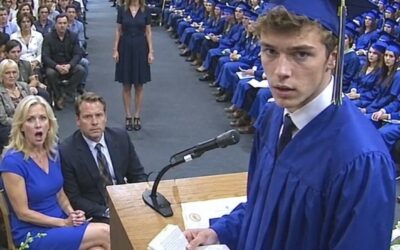 vf Nowa żona mojego byłego męża zajęła miejsce, które mój syn zarezerwował dla mnie na uroczystości ukończenia szkoły, i uśmiechnęła się, mówiąc: „Jego matka może stać z tyłu”. Jednak gdy mój syn stanął na podium dla prymuski przed sześcioma setkami osób, złożył przygotowaną mowę, wpatrzył się prosto w jej kobaltowoniebieską sukienkę i pokazał dowody, które uciszyły całą widownię.