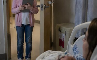 Moja dziewięcioletnia córka przyszła do mojego pokoju w szpitalu po porodzie i błagała mnie, żebym nie zabierała dziecka do domu; potem pokazała mi nagranie, na którym było coś przerażającego😦Moja dziewięcioletnia córka przyszła do mojej sali szpitalnej po porodzie i błagała mnie, żebym nie zabierała dziecka do domu. Potem pokazała mi nagranie, na którym było widać coś przerażającego.  Wiem, że dzieci mogą być zazdrosne o przybycie nowego rodzeństwa. Dlatego przez całą ciążę starałam się jak najlepiej pomóc córce oswoić się z myślą, że nie będzie już jedynaczką w domu.  Wyjaśniłem jej, że narodziny jej młodszego brata nie zmienią naszej miłości do niej, ale musi też zrozumieć, że dziecko będzie wymagało od nas dużej uwagi.  Miałam wrażenie, że doskonale mnie rozumiała. Jednak po moim porodzie, kiedy weszła do mojej sali szpitalnej, nie podeszła. Stała przy drzwiach, wpatrzona w dziecko, nie śmiejąc zrobić kroku.  Potem drżącym głosem wyszeptała: „Mamo... proszę, nie przyprowadzaj dziecka do domu”.  Na początku myślałem, że to tylko dziecinna reakcja zazdrości. Ale ona wydawała się autentycznie przerażona.  Następnie powoli podeszła do mnie, ściskając iPada, po czym wyszeptała: „Musisz to zobaczyć”.  Zaczęła nagrywać dźwięk… i to, co usłyszałem, ujawniło coś przerażającego.  Pełny tekst znajduje się w artykule pierwszego komentarza 👇👇👇.  Moja dziewięcioletnia córka przyszła do mojego pokoju w szpitalu po porodzie i błagała mnie, żebym nie zabierała dziecka do domu; potem pokazała mi nagranie, na którym było coś przerażającego  Moja córka zaczęła nagrywać od nowa, jej ręce się trzęsły.  Najpierw na korytarzu słychać było jakieś plotki, potem rozległ się głos mojego męża, tym razem wyraźny.  Nie wiedział, że jest nagrywany.  Mówił cicho do kobiety, której nie znałem.  Moja dziewięcioletnia córka przyszła do mojego pokoju w szpitalu po porodzie i błagała mnie, żebym nie zabierała dziecka do domu; potem pokazała mi nagranie, na którym było coś przerażającego   „Jak tylko wyjdzie ze szpitala, powiem jej wszystko. Nie mogę tak dalej żyć”.  Głos kobiety odpowiedział zmartwiony, ale podekscytowany: „A dziecko?”  Mój mąż zawahał się, ale potem powiedział: „Zrobię to, co trzeba. Pójdę z tobą”.  Moja dziewięcioletnia córka przyszła do mojego pokoju w szpitalu po porodzie i błagała mnie, żebym nie zabierała dziecka do domu; potem pokazała mi nagranie, na którym było coś przerażającego  Poczułem, jak ziemia pode mną się zapada.  Moja córka ścisnęła moją dłoń i szepnęła, że ​​dzień wcześniej słyszała ten sam głos na korytarzu.  Gdy skonfrontowałam się z mężem, początkowo zaprzeczył, ale w końcu się przyznał.  Opuściłam szpital z dziećmi i już następnego dnia rozpoczęłam proces separacji.