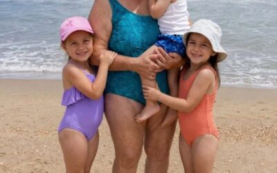 Moja synowa zostawiła mi troje dzieci podczas mojego pierwszego urlopu nad oceanem, mówiąc: „Musisz odpracować pieniądze, które na ciebie wydaliśmy” — wtedy mój syn postawił ją do pionu.
