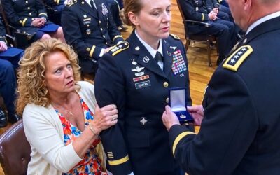 Mama wbiła mi paznokcie w ramię i ostrzegła, żebym milczał podczas ceremonii awansu wojskowego, bo była przekonana, że to wydarzenie ma na celu uhonorowanie mojego „idealnego” brata. Powiedziała mi, żebym nie zawstydzał rodziny w obecności generałów. Wtedy generał dywizji wystąpił naprzód i zawołał moje nazwisko, a pewność siebie zniknęła z jej twarzy.