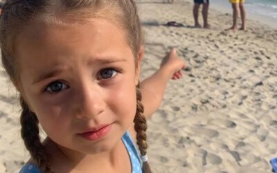 Moja córka pociągnęła mnie za sukienkę plażową i szepnęła: „Mamo, tata kazał mi nie mówić, co on i wujek Jim robili w naszym pokoju hotelowym”