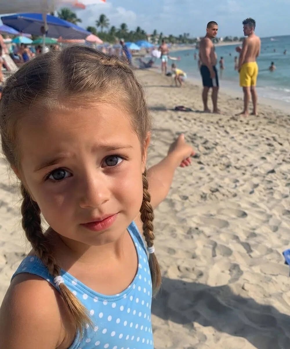Moja córka pociągnęła mnie za sukienkę plażową i szepnęła: „Mamo, tata kazał mi nie mówić, co on i wujek Jim robili w naszym pokoju hotelowym”