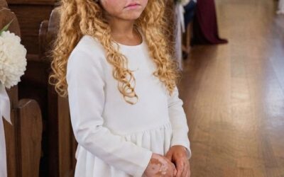 Moja teściowa przebrała moją 6-letnią córkę z sukienki druhny na moim ślubie w dres, mówiąc: „Jej plamy psują zdjęcia” – tego samego wieczoru udzieliłam jej lekcji, której nigdy nie zapomni