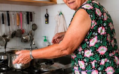 Mam 82 lata, ale mój syn zmusza mnie do codziennego gotowania, bo twierdzi, że jego żona „nie powinna musieć tego robić” — Aż pewnego wieczoru położyłam coś na stole, przez co nagle zbladł…