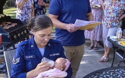 „Mój mąż przetoczył obok mnie walizkę, podczas gdy nasza 12-dniowa córeczka krzyczała i mówiła: »Dziecko jest za głośne. Potrzebuję przerwy«. Poleciał na Malediwy, wyczerpał nasze oszczędności awaryjne i próbował refinansować dom, który miałam przed ślubem. Milczałam. Kiedy wrócił z inwestorem, zadałam jedno pytanie, które przerwało cały grill…