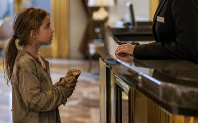 Recepcjonistka wezwała ochronę, aby wyprowadziła z hotelu brudną dziewczynkę, ale wydarzyło się coś zupełnie nieoczekiwanego