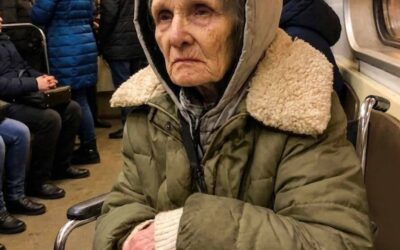 Dałem 100 dolarów, które zaoszczędziłem na świąteczny prezent dla mojego syna, starszej kobiecie na wózku inwalidzkim. Następnego ranka czekała na mnie w czarnym luksusowym samochodzie