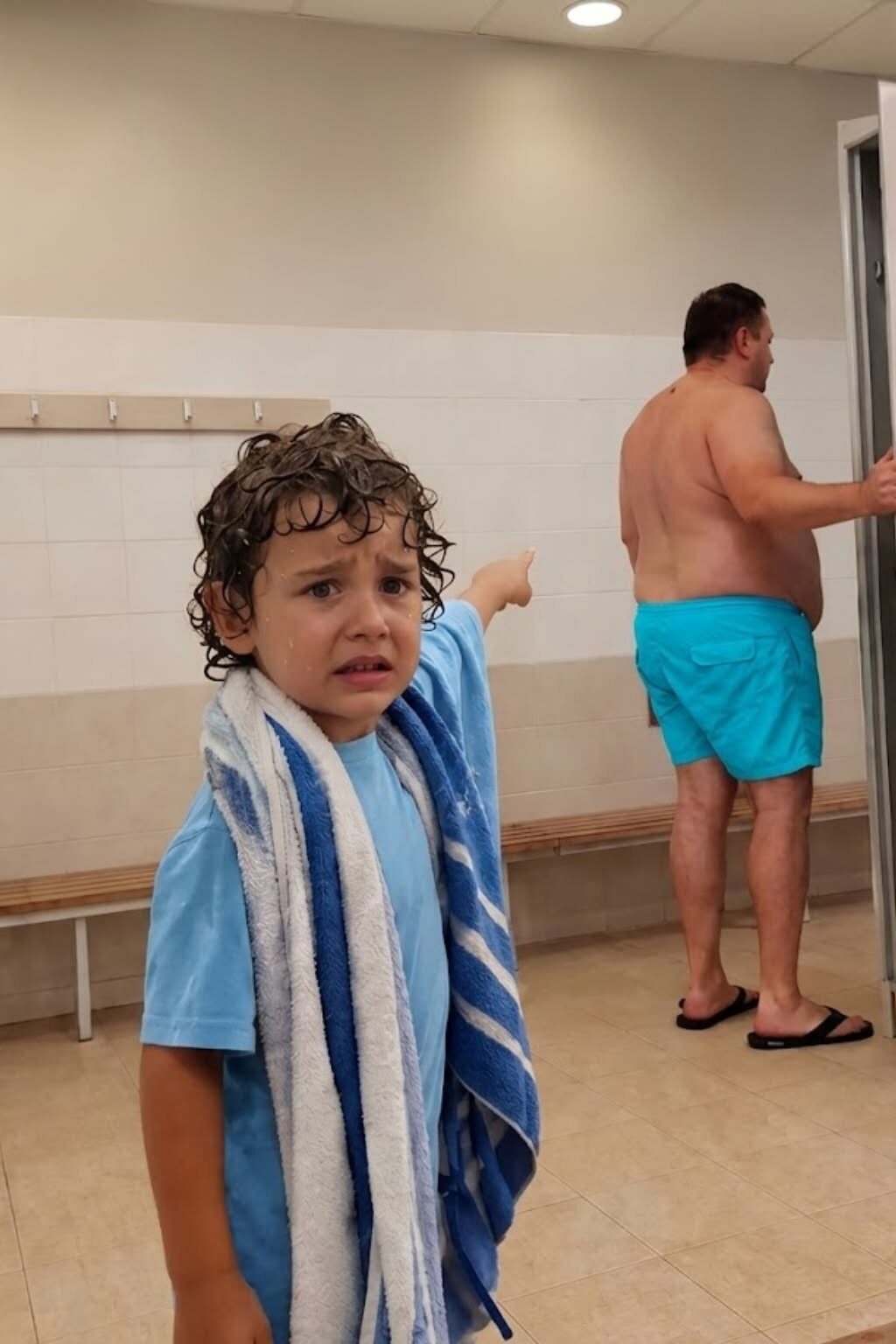 Mój 7-letni syn wskazał na szafkę nieznajomego i szepnął: „Tato, on ma tam mamę” – moja żona nie żyła od dwóch lat, ale kiedy zajrzałem do środka, zbladłem
