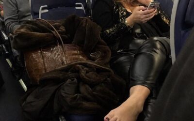 Kobieta odmówiła opuszczenia miejsca w samolocie, za które zapłaciłem – to, co moja 10-letnia córka wyciągnęła z plecaka, pozostawiło wszystkich pasażerów bez słowa