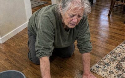 Mój brat zamienił naszą 78-letnią babcię w swoją służącą – kiedy zobaczyłem jej dłonie, kazałem mu za to zapłacić