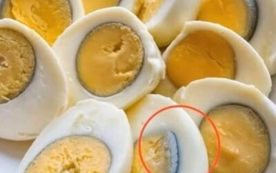 Lekarze ostrzegają: Ten powszechny sposób jedzenia gotowanych jajek może zatykać tętnice
