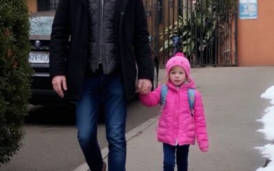 Odbierałam moją pięcioletnią córkę z przedszkola, gdy nagle zapytała mnie: „Tato, dlaczego mój nowy tata nie przyjechał po mnie, jak to zwykle robi?”