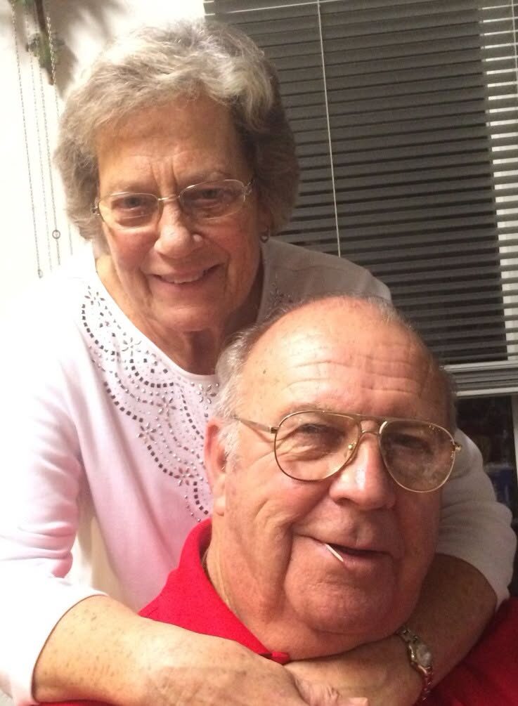 😱💔Byliśmy małżeństwem od 56 lat, kiedy nasza wnuczka opublikowała to zdjęcie na Facebooku… Dwie godziny później nieznana kobieta skomentowała: „Proszę, nie usuwajcie tego zdjęcia. Ten mężczyzna to mój ojciec”.