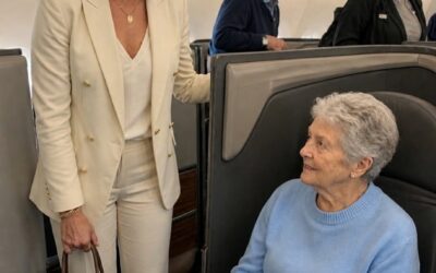 Kobieta w pierwszej klasie powiedziała starszemu pasażerowi, że nie powinna tam być – dwadzieścia minut później kapitan ogłosił coś, co pozostawiło całą kabinę bez słowa