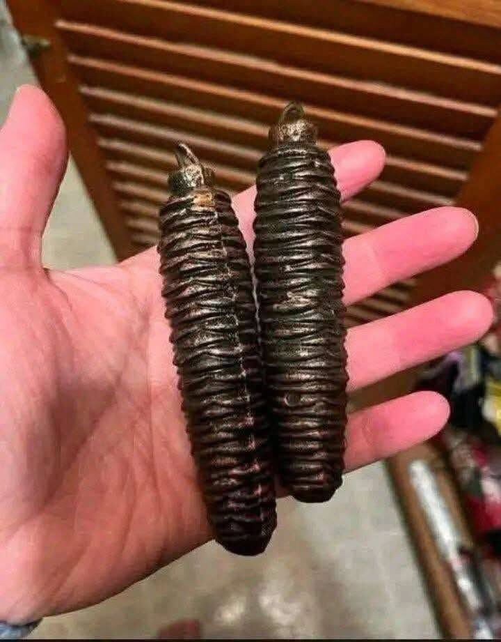Nie, to nie są ozdoby świąteczne. Moja dziewczyna przeszukuje dom, w którym całe życie mieszkały jej babcia i ciotka, i znalazła mnóstwo dziwnych rzeczy. Podobno są solidne i bardzo ciężkie; za ciężkie, żeby powiesić je na choince. Co to może być?