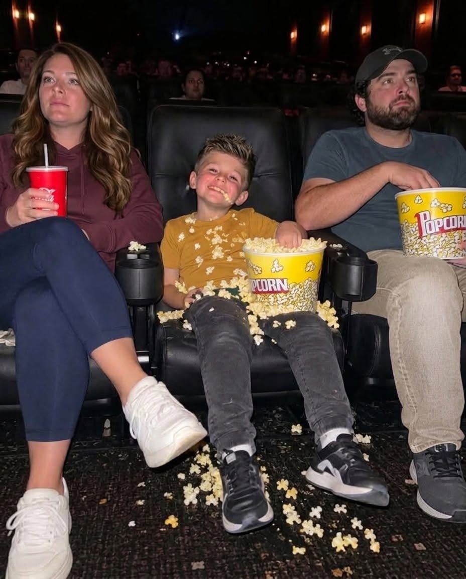 Dziecko ciągle kopało moje krzesło i rzucało popcornem we włosy. W końcu mój mąż coś z tym zrobił