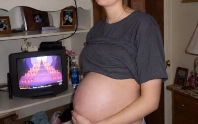 Zaszłam w ciążę w wieku 15 lat, a kiedy moi rodzice się o tym dowiedzieli, wyrzucili mnie z domu i powiedzieli: „Przyniosłaś hańbę tej rodzinie. Od dziś nie jesteś już naszą córką” — Dwadzieścia lat później wróciłam pod ich drzwi… i odkryłam tajemnicę, która sprawiła, że znieruchomiałam z szoku