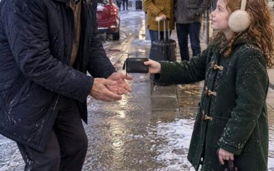 8-letnia dziewczynka czekała w deszczu prawie dwie godziny, aby zwrócić portfel milionerowi. Kiedy zaoferował jej nagrodę, jej odpowiedź odebrała mu mowę.