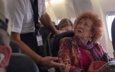 Moja babcia odmówiła biletu pierwszej klasy, który jej kupiłem i poleciała klasą ekonomiczną – byłem zdenerwowany, dopóki nie przyszedł pilot, żeby jej szukać