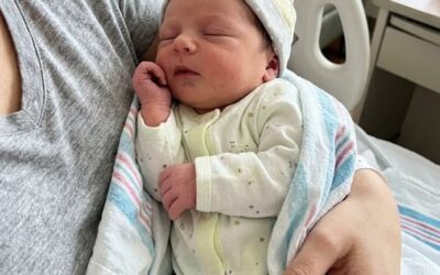 Zostałam surogatką dla mojego brata bliźniaka — ale kilka sekund po tym, jak zobaczył nowo narodzoną córkę, oddał mi ją i powiedział: „Spójrz na jej plecy… Ona nie może być moja