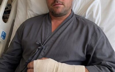 Pojechałam do szpitala po drobnym wypadku samochodowym mojego męża – ale kiedy pielęgniarka podała mi jego rzeczy, jedna rzecz sprawiła, że ​​krew mi się zagotowała