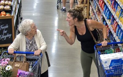 Pewna kobieta upokorzyła moją 83-letnią matkę przy kasie, na oczach wszystkich. Ale wtedy kasjerka spojrzała jej prosto w oczy, zamknęła kasę i oznajmiła: „Nikt stąd nie wyjdzie”. To, co się stało, przeraziło wszystkich.