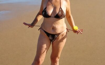 Moja synowa wyśmiała mnie za to, że w wieku 63 lat założyłam bikini — potem pokazała moje zdjęcia całej rodzinie i nazwała mnie „żenującą”. Uśmiechnęłam się i powiedziałam: „Może masz rację”. Następnego ranka jedna wiadomość sprawiła, że całkowicie zbladła…