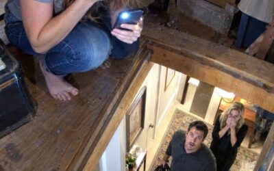 Moja siostra zadzwoniła do mnie o północy i szepnęła: „Zgaś wszystkie światła. Idź na strych. Nie mów mężowi”. Myślałam, że traci rozum – dopóki nie zajrzałam przez deski podłogowe…