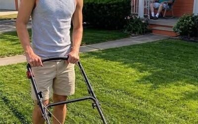 Mój nastoletni syn kosił trawnik naszego starszego sąsiada za darmo w każdą sobotę przez 4 lata. Później, na jego pogrzebie, prawnik wręczył mojemu synowi kopertę i powiedział: „Zostawił ci szczegółowe instrukcje”