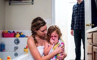 Adoptowałam siedmioletnią dziewczynkę z sierocińca, wierząc, że w końcu będę miała córkę. Ale już pierwszej nocy po powrocie do domu, pomagając jej się kąpać, zauważyłam coś na jej plecach, co sprawiło, że zamarłam, upuściłam gąbkę i natychmiast zadzwoniłam na policję.