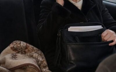 Przed ślubem mojego syna, nasz kierowca szepnął: „Połóż się na tylnym siedzeniu, przykryj się kocem i po prostu słuchaj”. Pół godziny później nie mogłam się ruszyć po tym, co usłyszałam.
