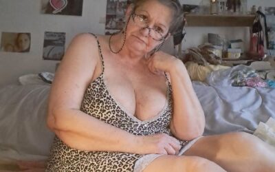 Po śmierci męża nie pozwoliłam nikomu się do siebie zbliżyć ani dotknąć przez 12 lat… aż do momentu, gdy obcy człowiek zaczął mnie prosić o coraz bardziej odważne zdjęcia każdego dnia. Zanim w końcu zrozumiałam, do czego tak naprawdę mnie wykorzystuje, było już za późno…