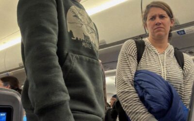 Kobieta zażądała, abym dał jej synowi miejsce przy oknie – gdy odmówiłem, zadzwoniła do stewardesy i skłamała na mój temat