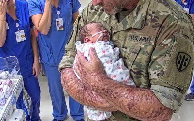 Weteran mierzący 193 cm wzrostu, z bliznami po oparzeniach i drżącymi dłońmi, cicho wszedł na nasz oddział intensywnej terapii noworodków. Wyglądał zupełnie nie na miejscu, dopóki porzucone wcześniactwo w siódmym łóżku, urodzone pod wpływem narkotyków i pozostawione bez opieki, nie zaczęło niekontrolowanie płakać. Weteran powoli podszedł do inkubatora i zapytał: „Czy to ta mała, która po prostu potrzebuje kogoś, kto ją potrzyma?”. Zawahałam się, ale gdy tylko delikatnie uniósł ją w ramiona, zobaczyłam imię wygrawerowane na jego wojskowym nieśmiertelniku i cała sala ucichła…